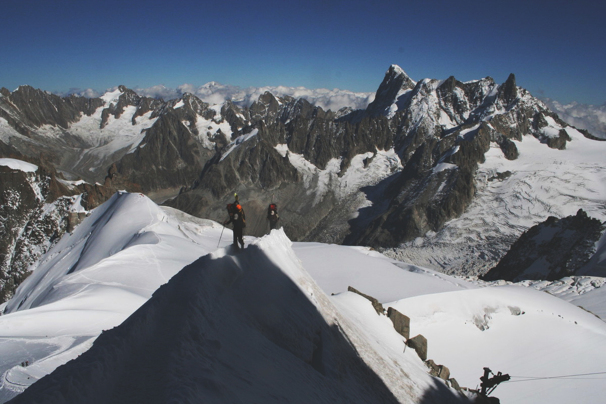 Po pěšince na Midi, ani krok stranou, vzadu Grand Jorasses