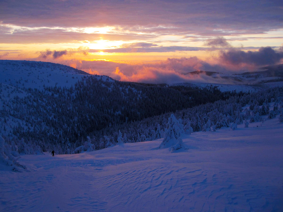 Na hřebenech často zůstáváme až do tmy.
