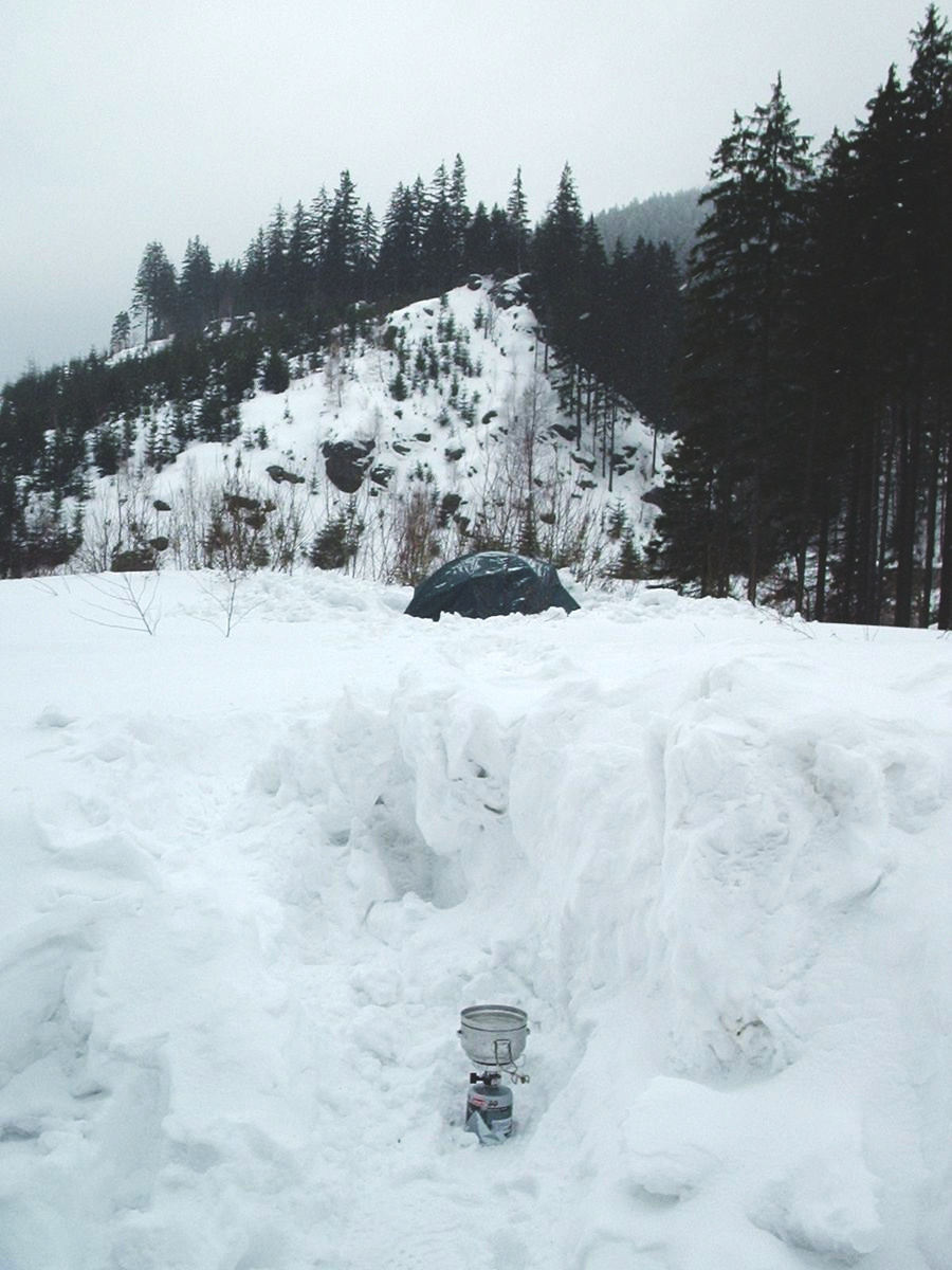 Tady vaříme s Tomem svařák před ledovou nocí