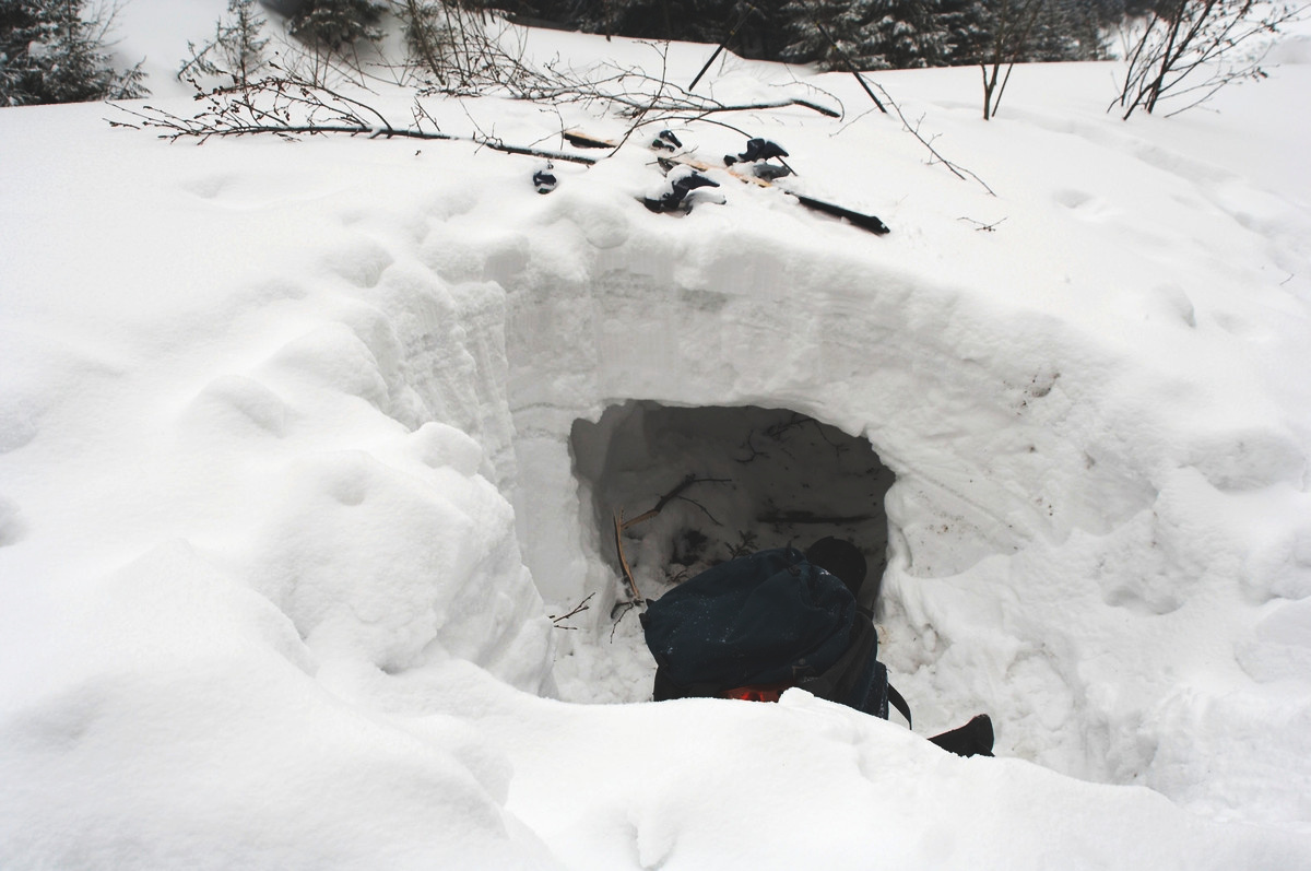 Výjimečně spáváme ve sněhu. Tady je můj záhrab u dolní nádrže.