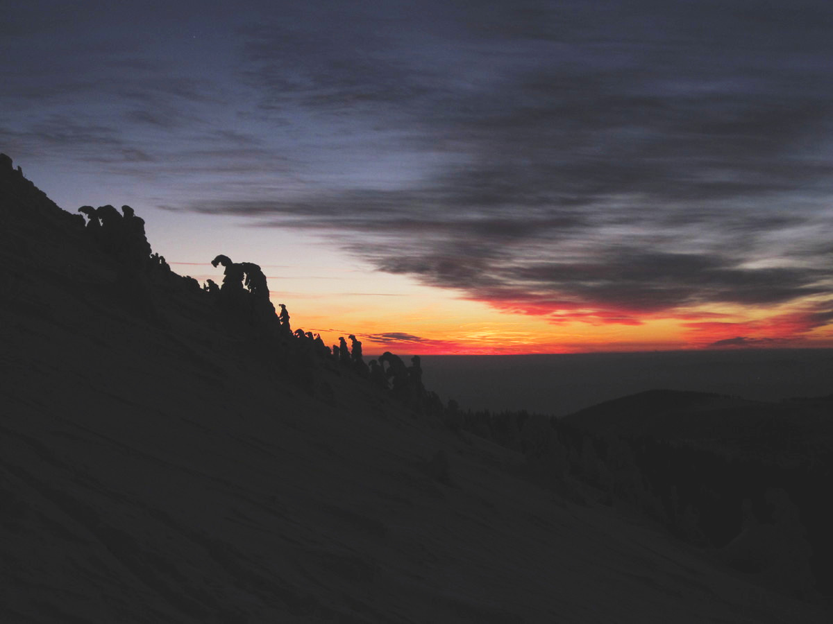 Čekáme na západ slunce a poslední sjezd jedeme s čelovkama.
