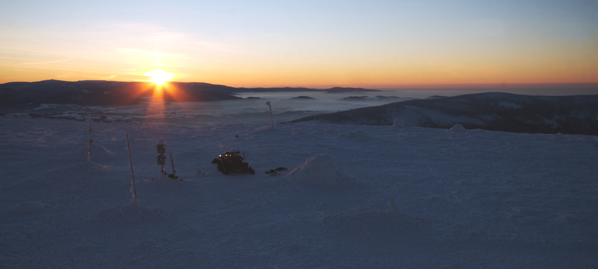 Východ slunce na vrcholu, vytáhnul nás tam na laně za čtyřkolkou Kuba – chatař z Návrší