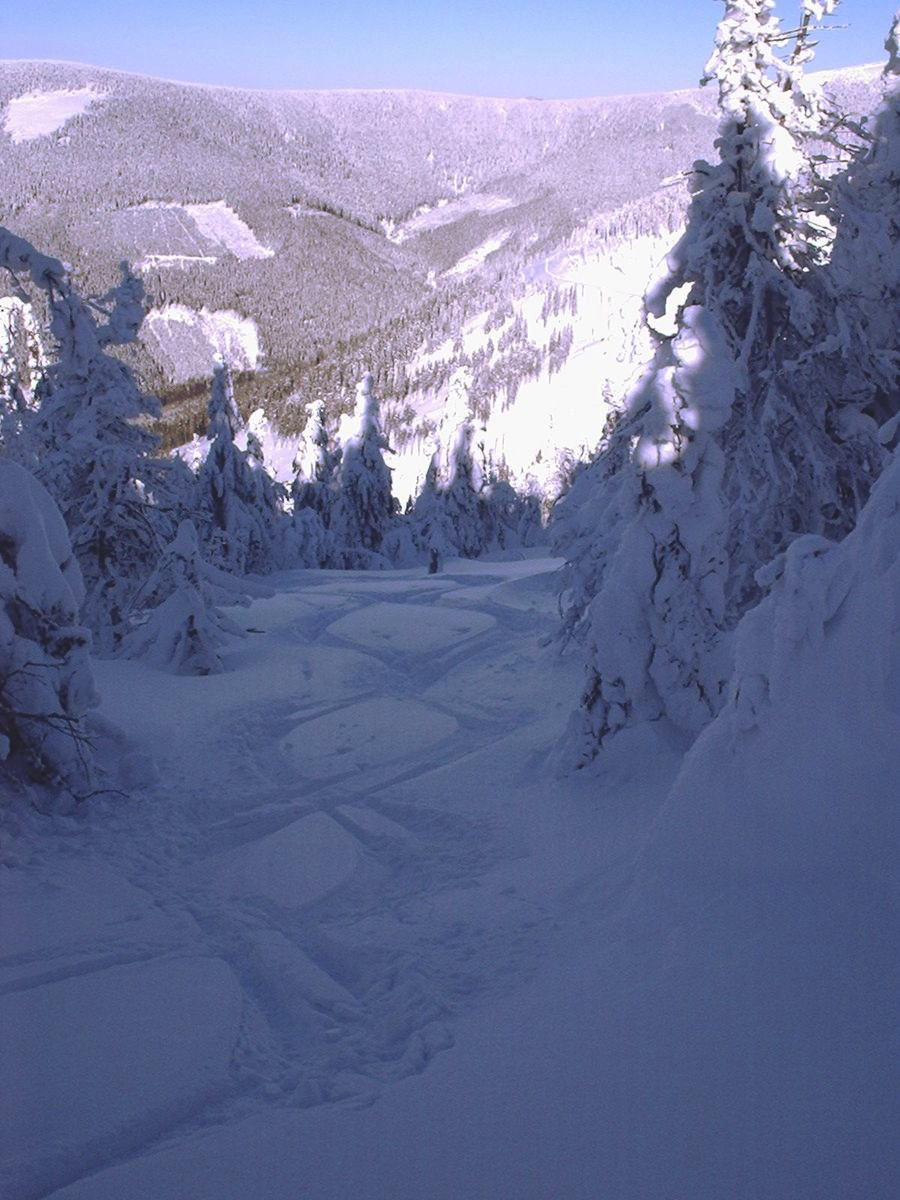 Krásný dlouhý sjezd z vrcholu Podbělky