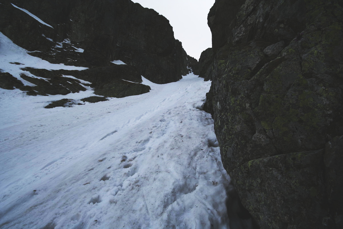 Červený žlab – někde v polovině žlabu těsně po průjezdu firnové laviny