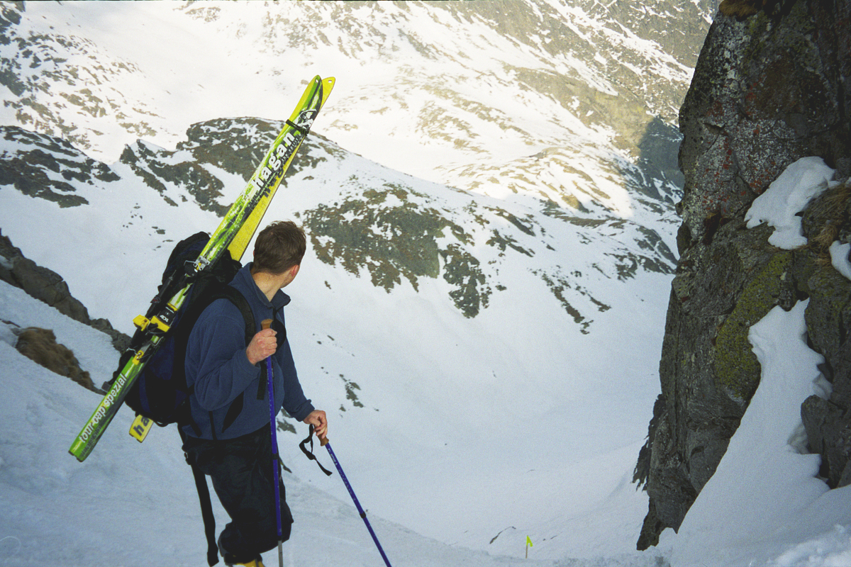 Priečne sedlo, sbírání odvahy před sjezdem po řetězech.