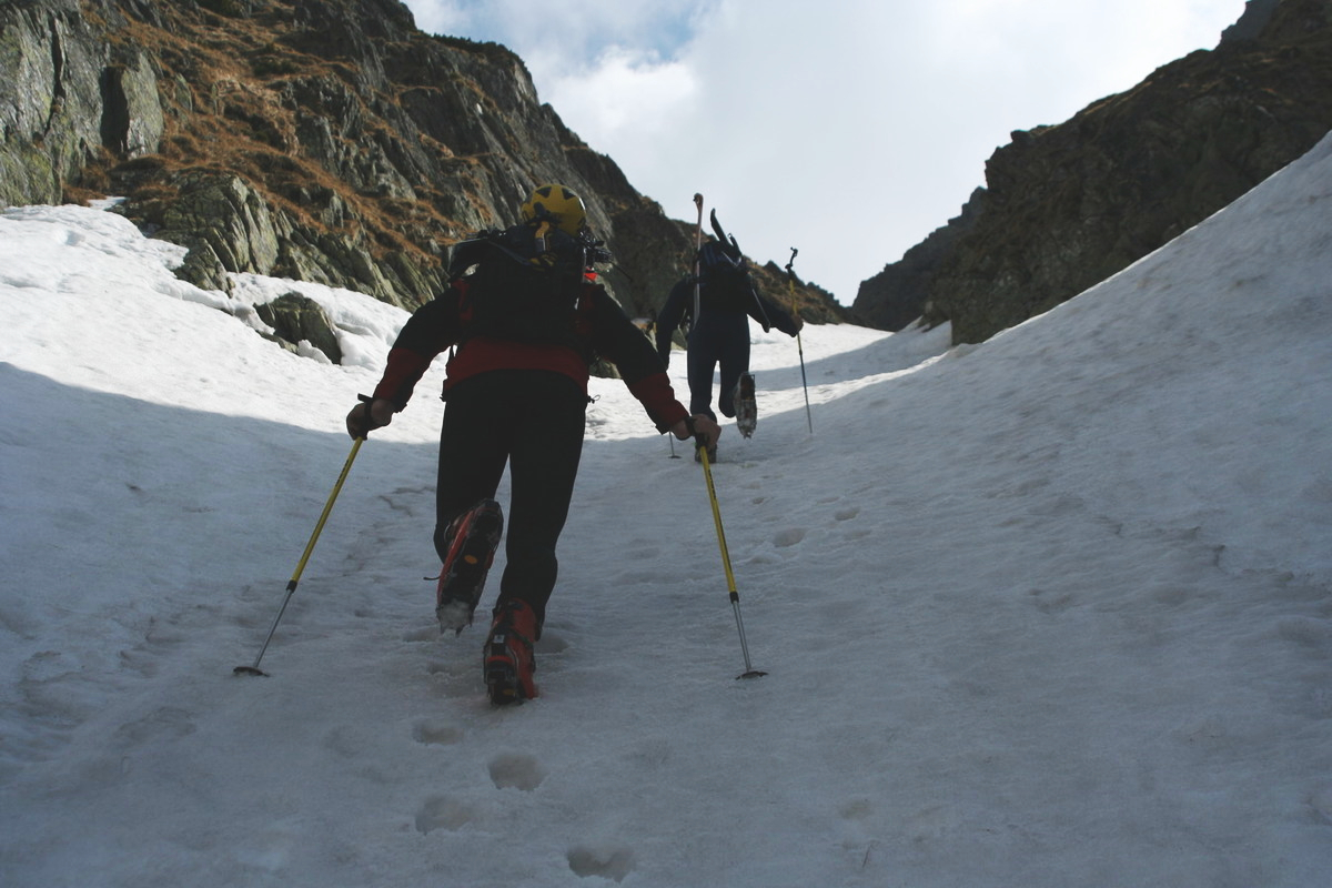Žlabem na Popradský hřeben. Vidláci tradičně ve vedení.