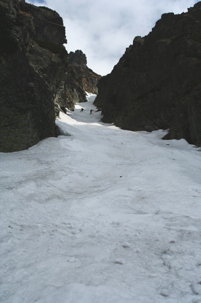 A stejným žlabem dolů.