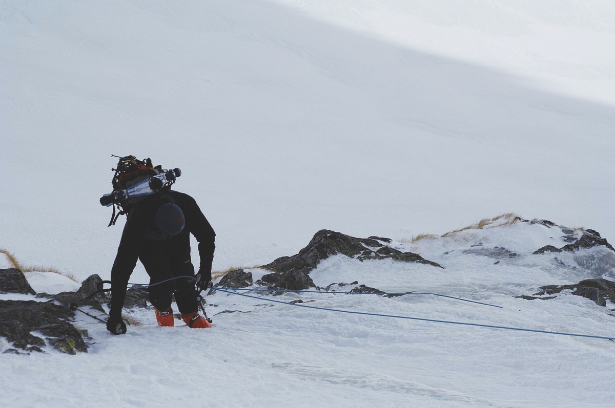 Práh nad Žabími plesy cestou na Rysy. Dolů to na lyžích bývá celkem výzva.