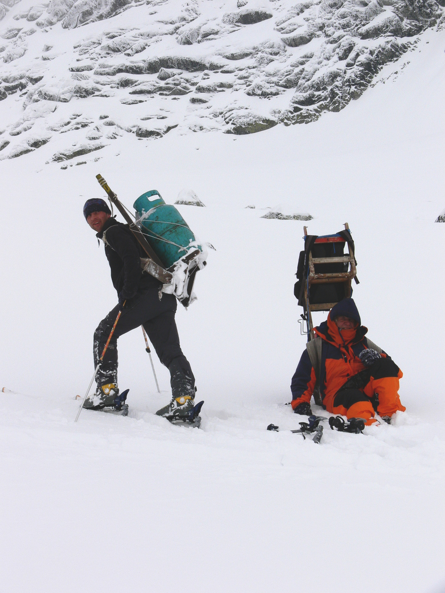 S Viktorem, chatařem z Rysů, vynášíme bomby s plynem