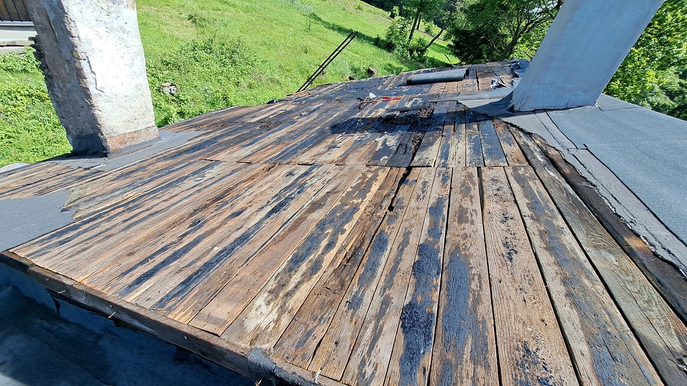 Odkrývání staré krytiny