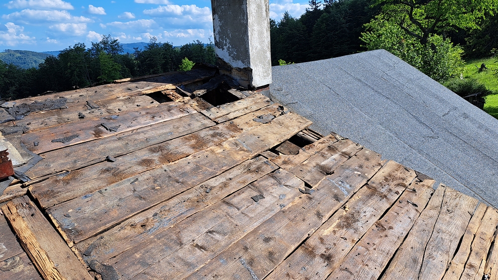 Ta díra tam byla pod lepenkou