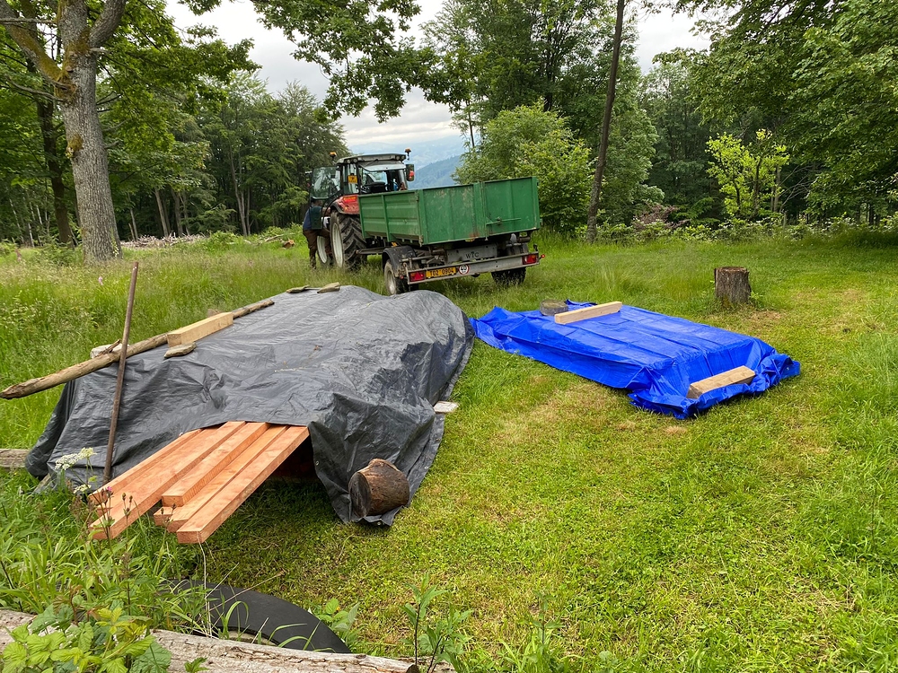 První zavážka dřeva a plechů