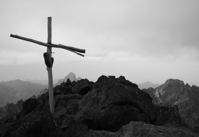 Na nejvyšším vrcholu ostrova, Mt. Cinto (2706 m), v pozadí pyramida Paglia Orba