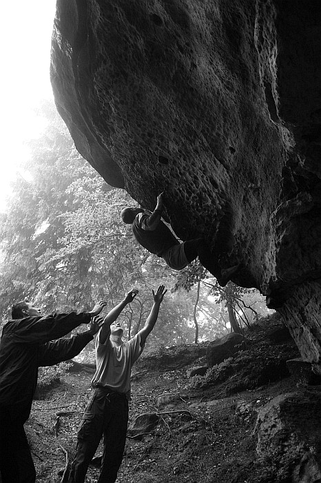 Bouldrujeme pod hradem v Jiráskových skalách