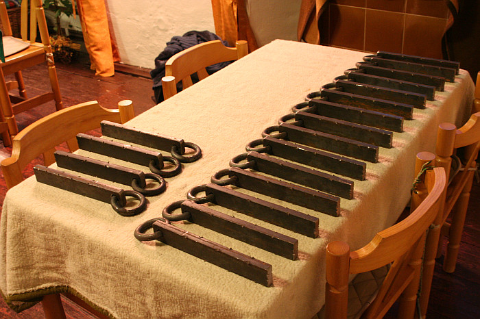 A taky přivezl 30 kruhů co se tlučou do skal.