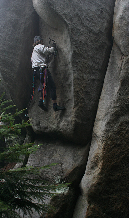 Janek si zatloukl první z nich.