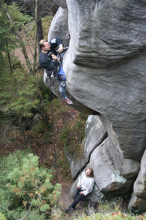 Árny zaslouženě zatlouká druhej.