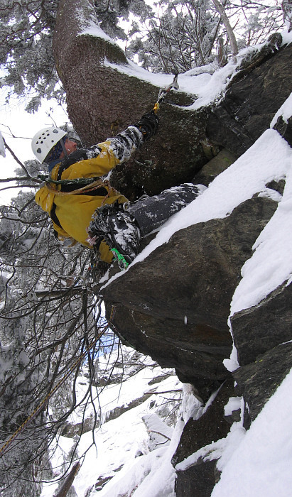 Místy i převislé lesní lezení