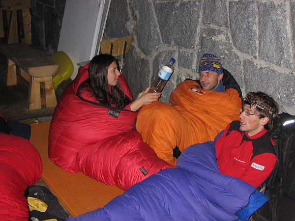 Tradiční příjezd na Popradské v sobotu po jedné ráno.