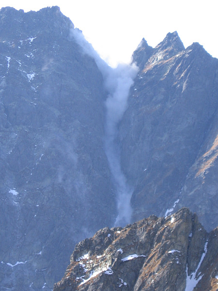 Teda, ještě že nejsme v tom žlabu, kamenná lavina v hřebenu Bašt.