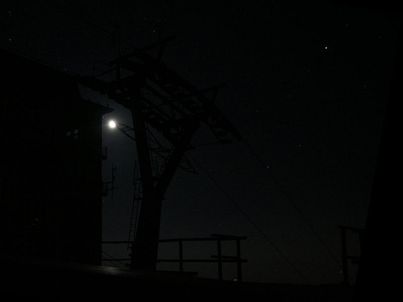 Z Brna do Lomnice a pak v noci pěšky na Skalnaté pleso. Jsou dvě hodinyv noci, svítí měsíc a chystáme se spát před budovou lanovky.