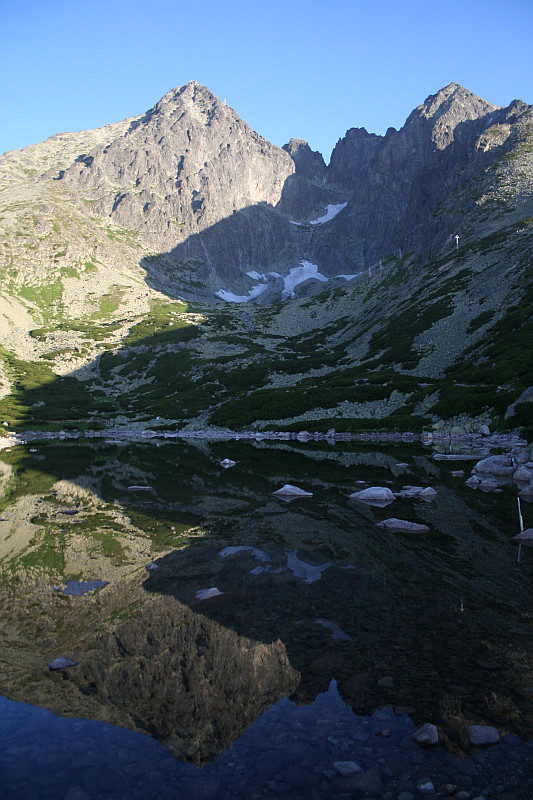 ... a kouká do zrdcadla