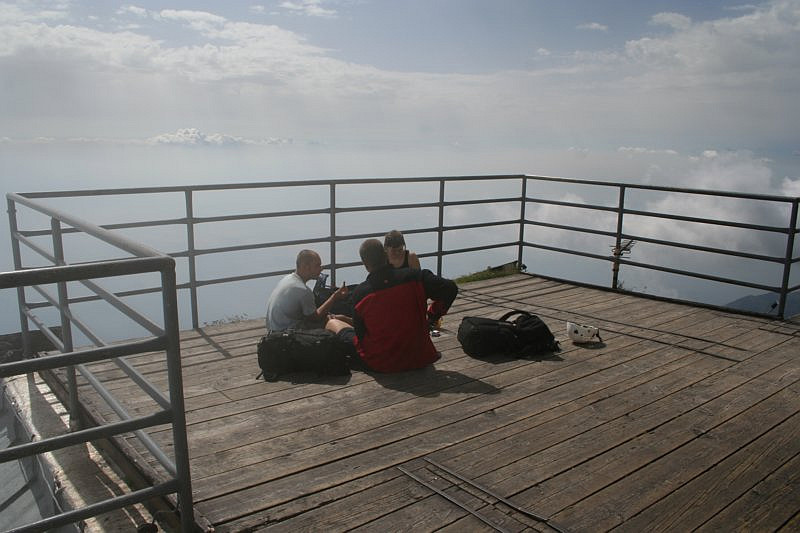Piknik na vcholu Lomničáku. Díky požáru, zákazu vstupu do Tater a nejezdící lanovce jsme tam byli úplně sami.