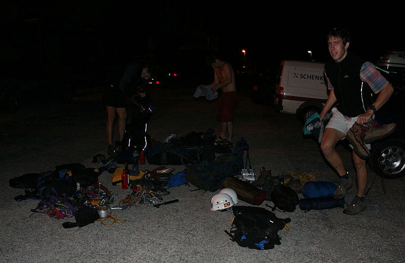 V pátek v sedm vyrážíme z Brna směr TA3. V jednu hodinu klasické přebalování na parkálu na Štrbském. A pak tradááá někam nahoru do hor.