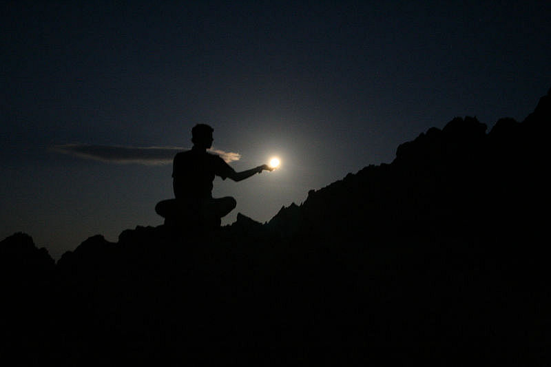 Měsíc v úplňku se drží pěkně blbě. Půl páté ráno, konečně jsme v bivacích pod Ošarpancema. Jdem spát.