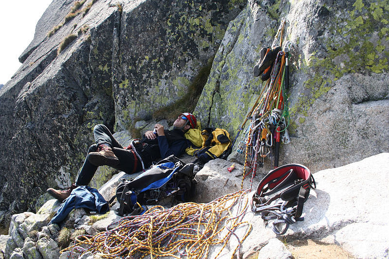 Pohoda na polici po dvou dékách a šesti hodinách lezení, papáme dobroty a napůl spíme (aspoň já).