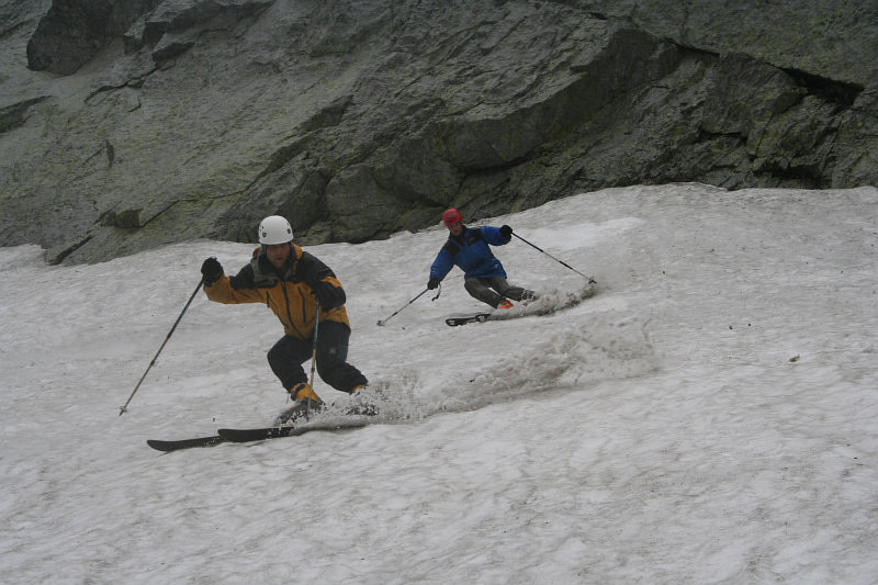 Tradaááá ... sice prší a jsme promočení, ale sjezd z Dračího sedla nemá chybu.
