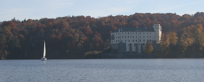 Orlík a jachta, se kterou jsme chtěli závodit.