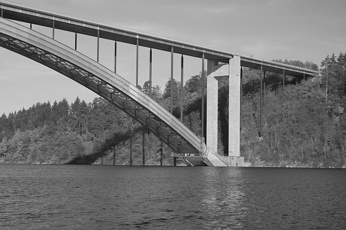 Tak, tady někde házeli do vody ty sudy.