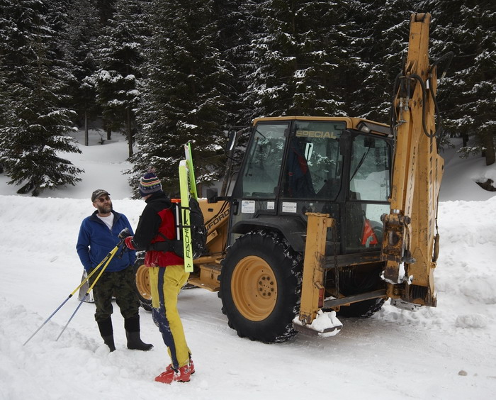 Luboš s kámošem a zlomenou lyží.