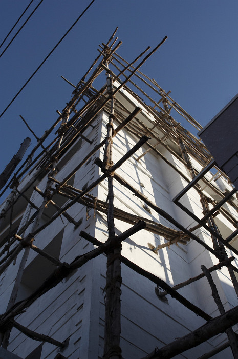 I nejmodrenější stavby jsou obehnány dřevěným  lešením