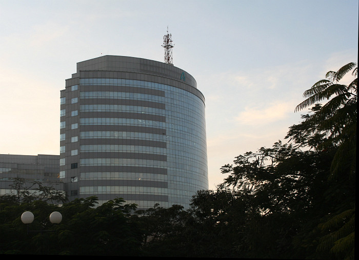 Moje budova před západem slunce - sedím v předposledním patře