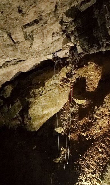 Kluci jeskyňáři bojujou těsně za náma