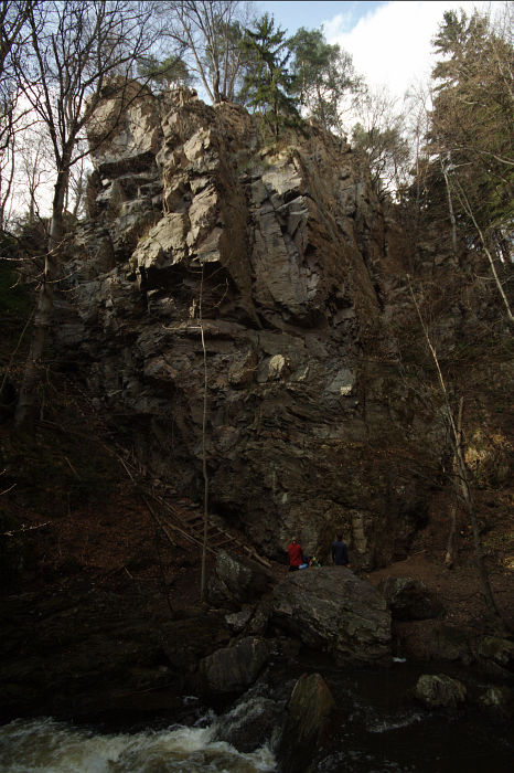 40m vysoká skála nad divokou vodou