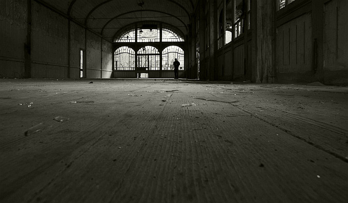 Sklenění tanečníci na parketu