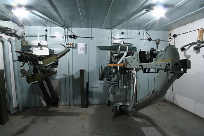 Vpravo nově instalovaný kanón