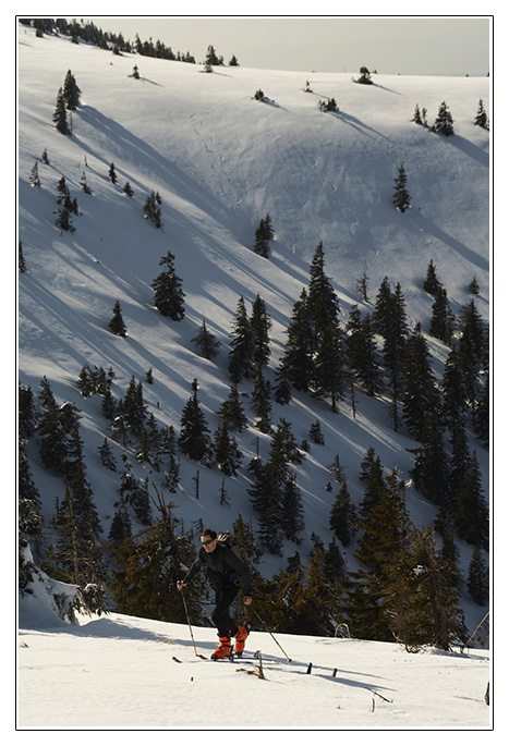 Po třetí na hřeben, vzadu naše stopy krásným kotlíkem