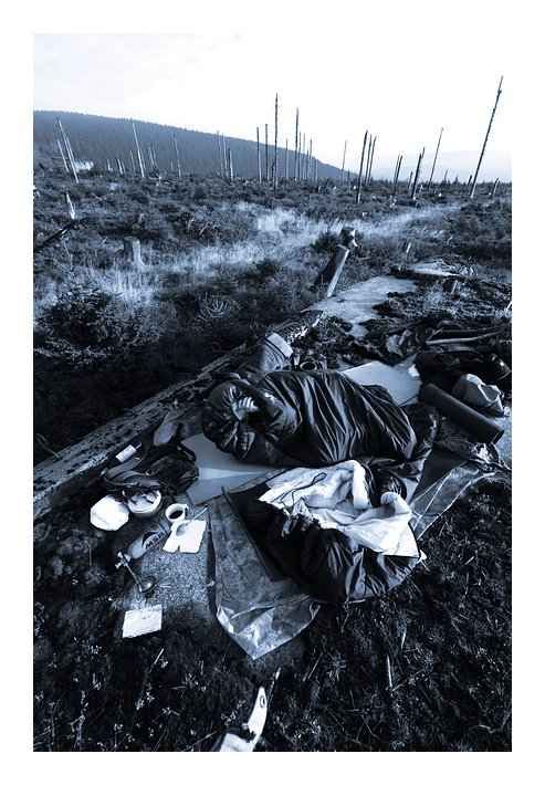 Náš bivak na střeše řopíku - větrnější a studenější místo na celém Staroměstsku snad ani není.