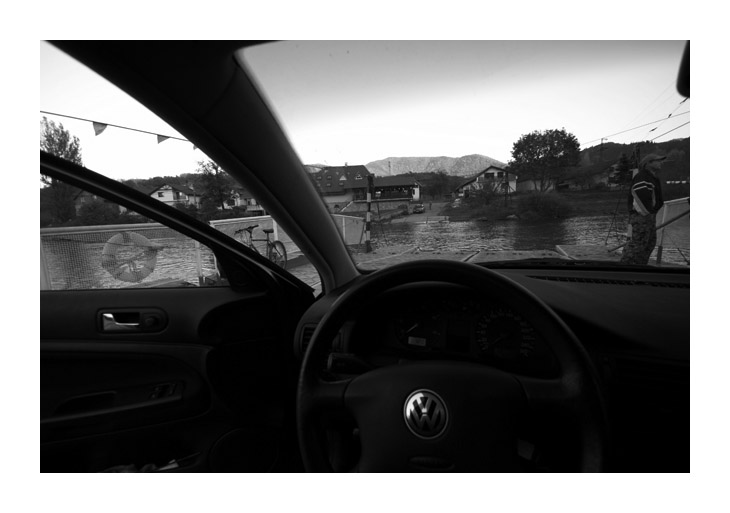 S autem na vodě (na prámu pod Strečnem)