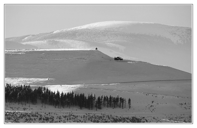 Horní nádrž a Kraličák, dokonce je vidět i zbouraná rozhledna na vrcholu