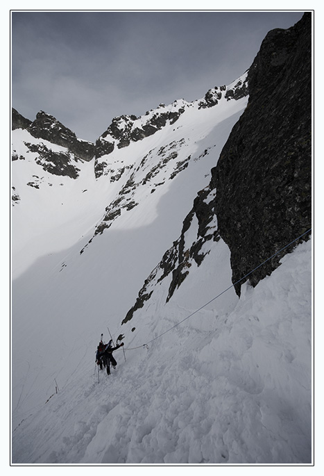 Na řetězech pod Rysy, dolů na lyžích to bylo malinko adrenalinovější a rychlejší :-)