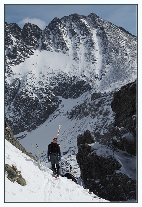 Tom v sedle pod Zlomiskovou vežou, vzadu Končistá