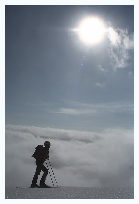 Loučení se sluncem před posledním sjezdem do mraků a mlhy