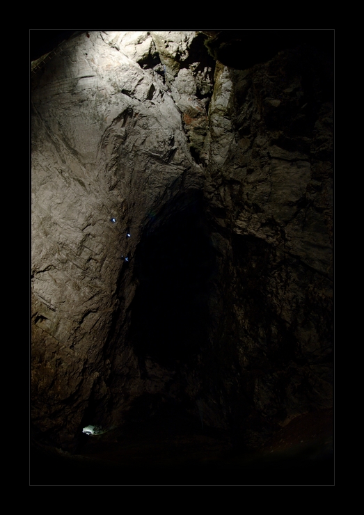 Čelovky v klenbě, dole je nasvícená spodní vyhlídka, kde se spí a jí