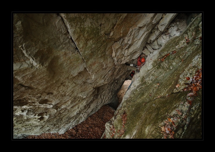 Cesta vede skrz Býčí skálu