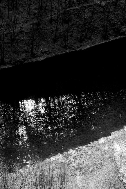 Břeh, stín, voda, slunce a břeh